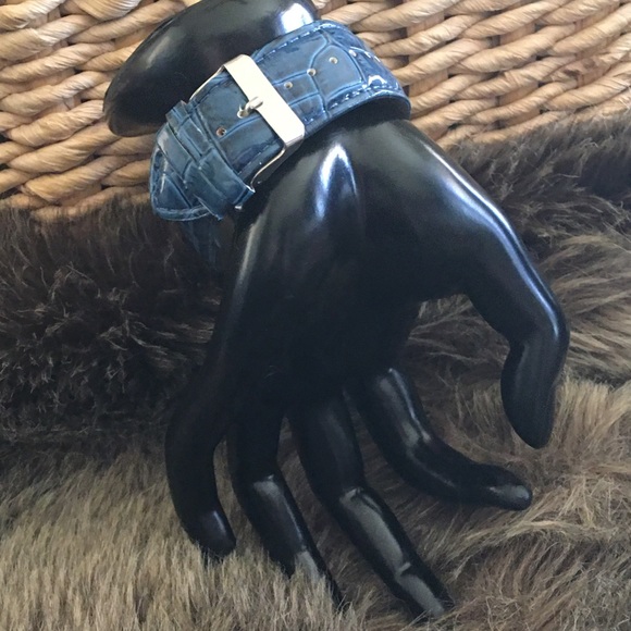 Ladies Avenue blue croc embossed rhinestone watch - Picture 4 of 8